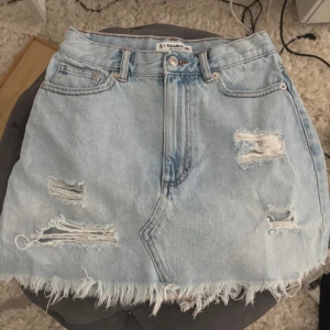 Jeanskjol - Jeanskjol med slitningar! En liten defekt men inget man tänker på-se bild