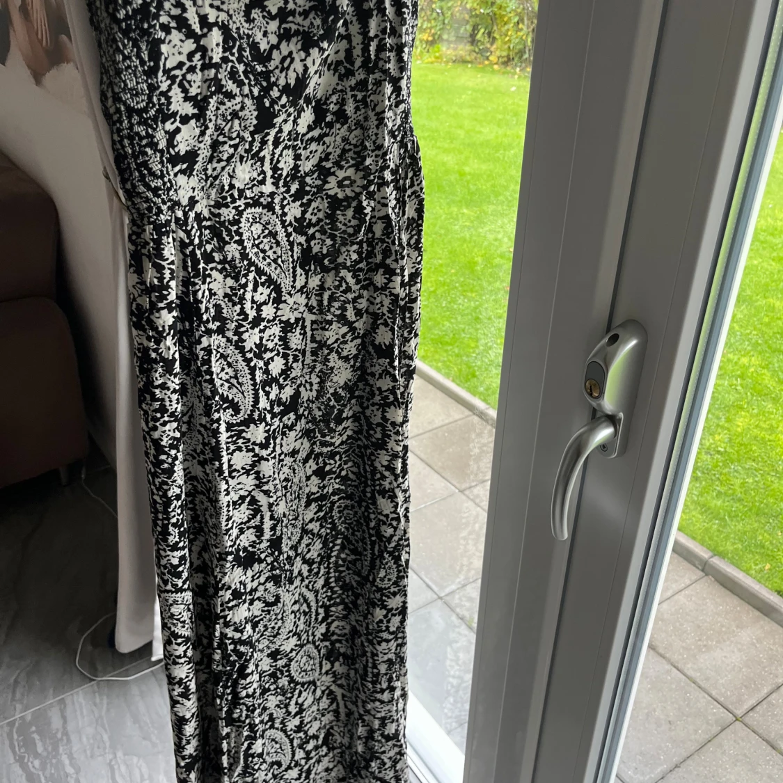 Svartvit långklänning med paisleymönster