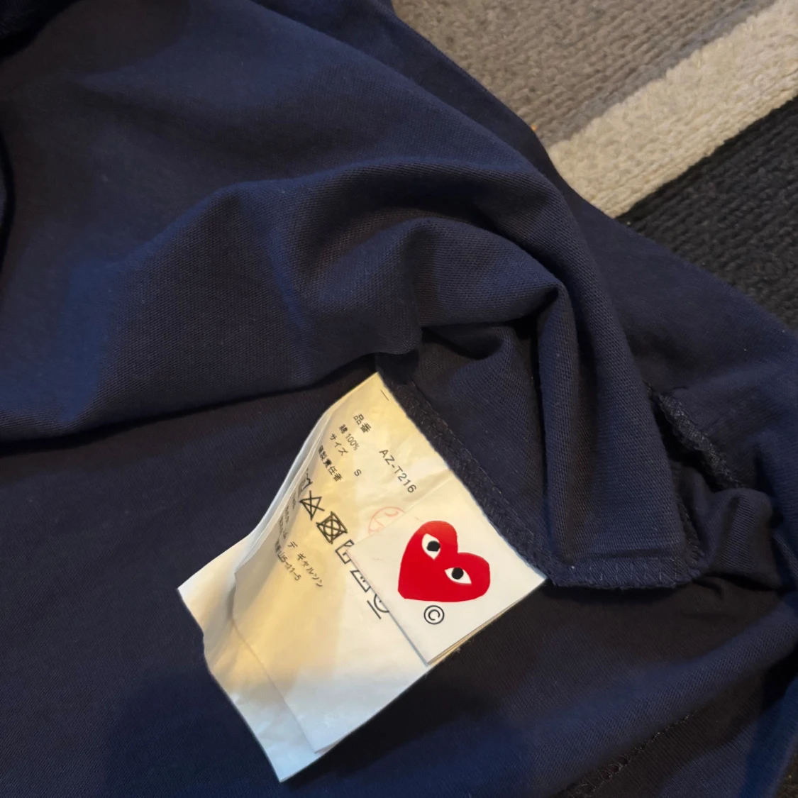 Comme des Garçons tshirt - navy/guld - 3