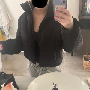 Croppad pufferjacka - En croppad pufferjacka från HM i storlek S. Använd några gånger 😊❤️