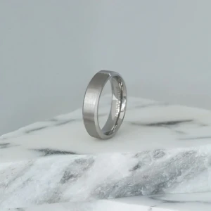 Ferox - ✔ Material: 316L Rostfritt stål ✔ Bredd: 6 mm ✔ Yta: Borstad för en stilren matt finish ✔ Insida: Polerad för komfort ✔ Egenskaper: Slitstark, rostbeständig & hypoallergen.   OBS‼️‼️BETALNING SKER VIA ENVICTUS HEMSIDA!!🤩