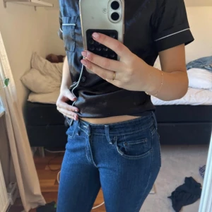 Levi's 518 Bootcut jeans blå - Snygga Levi's 518 Bootcut jeans i klassisk blå. Det är ett resårband i byxorna. Str 36 längd 32. 