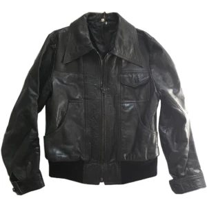 Vintage skinnjacka/ läderjacka/ höstjacka, 70tal  - Cool vintage läderjacka med krage, ser ut att vara från 70-talet, (Obs! Mudden längst ner är en aning nopprig, se bild) Bredd rakt över: 46cm, Längd: (mätt från baksidan) 57cm, Ärmlängd: 57cm