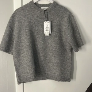 Grå stickad topp från Gina - Säljer en snygg grå stickad topp från Gina i storlek M. Endast testad! Nypris 299kr