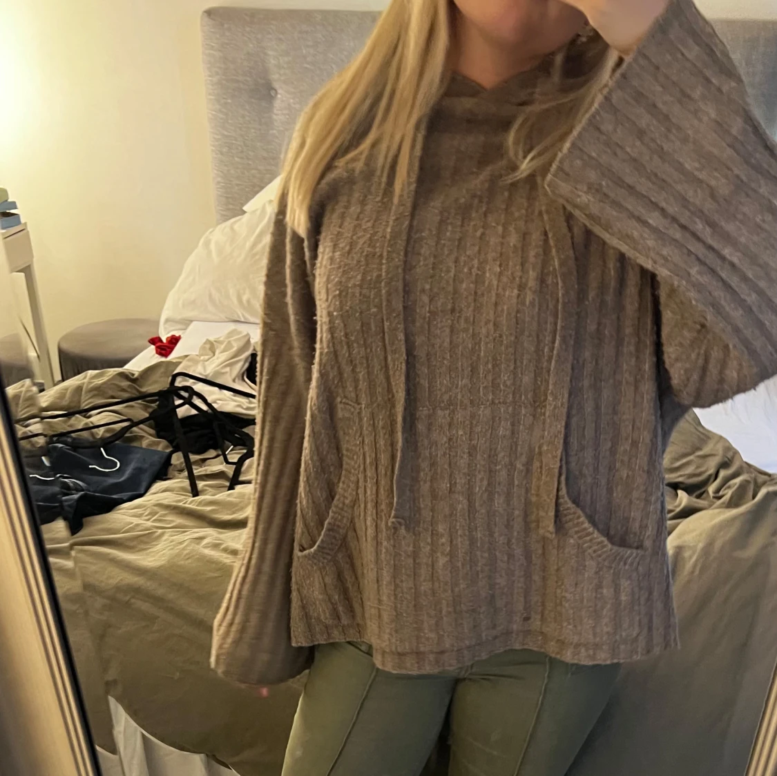 Beige ribbad stickad hoodie - 2