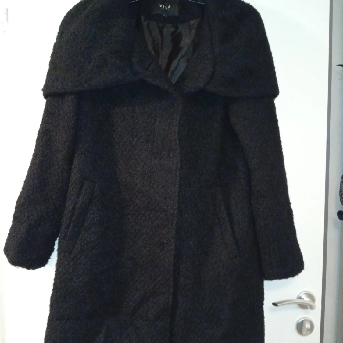 Svart teddyjacka med stor huva från Vila - 4