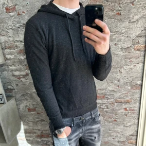 100% kashmir ralph lauren hoodie - Mycket fint skick, en lite skada i nacken(syns inte när den är på då hoodien täcker den). Storlek 48/S passar dig som är mellan 175-185cm ungefär. Nypris ca 3000kr. Modellen är 185 cm, 79 kg. Passar bra nu till vintern. Skriv för mer information!🤝