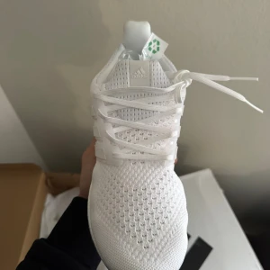 Ultra Boost - Ultra Boost i färgen vit, finns i både storlek 43 och 44