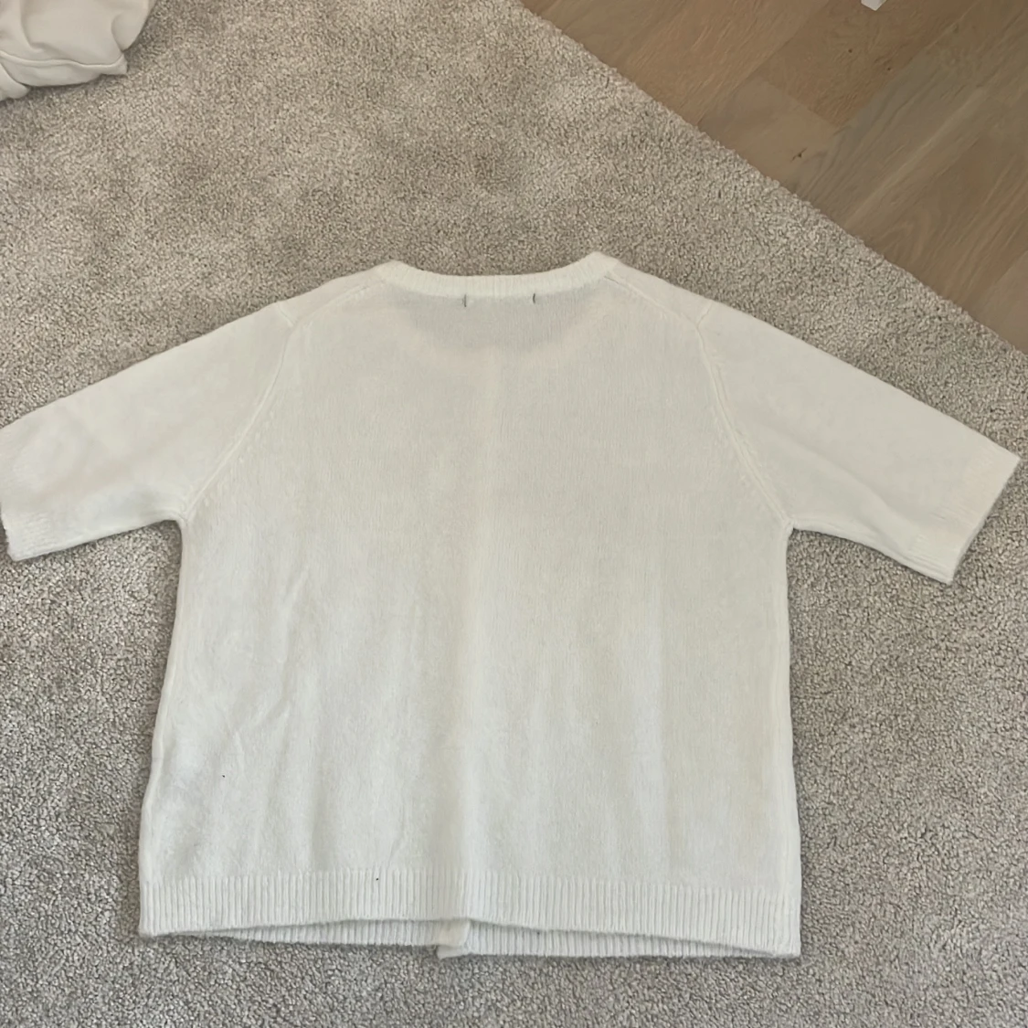 Vit kofta med pärlknappar från 157 - 4