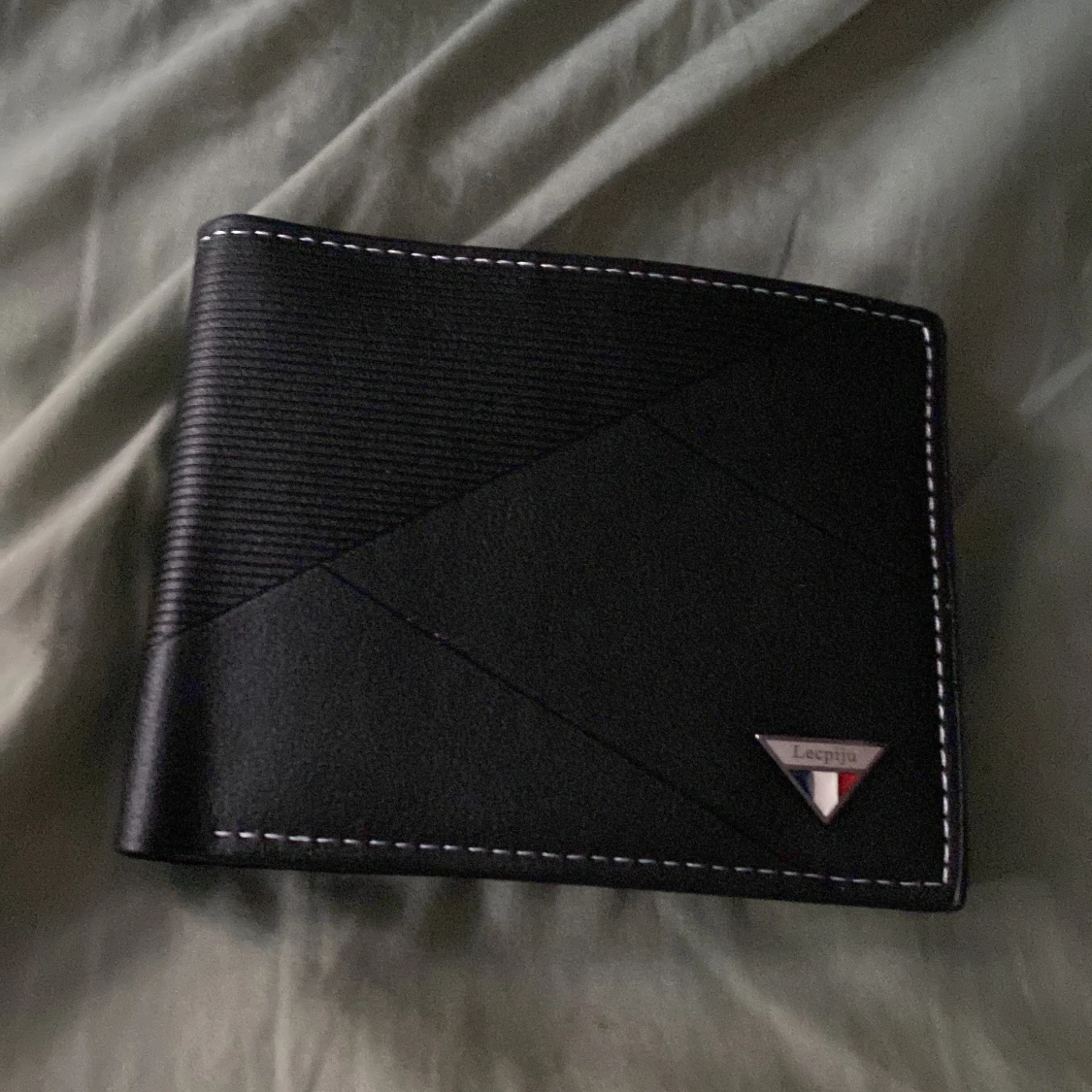 Svart plånbok från Leepiu i skinn