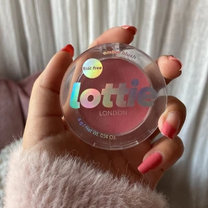 Lottie London ombre rouge✨💖✨💖✨💖✨ - Säljer en ombre rouge från ✨Lottie London✨ i en snygg rosa nyans. Kommer i en rund plastförpackning med holografisk logga och är talc-fri. Perfekt för att ge kinderna en fräsch och naturlig färg med mjuk finish.💖💖💖