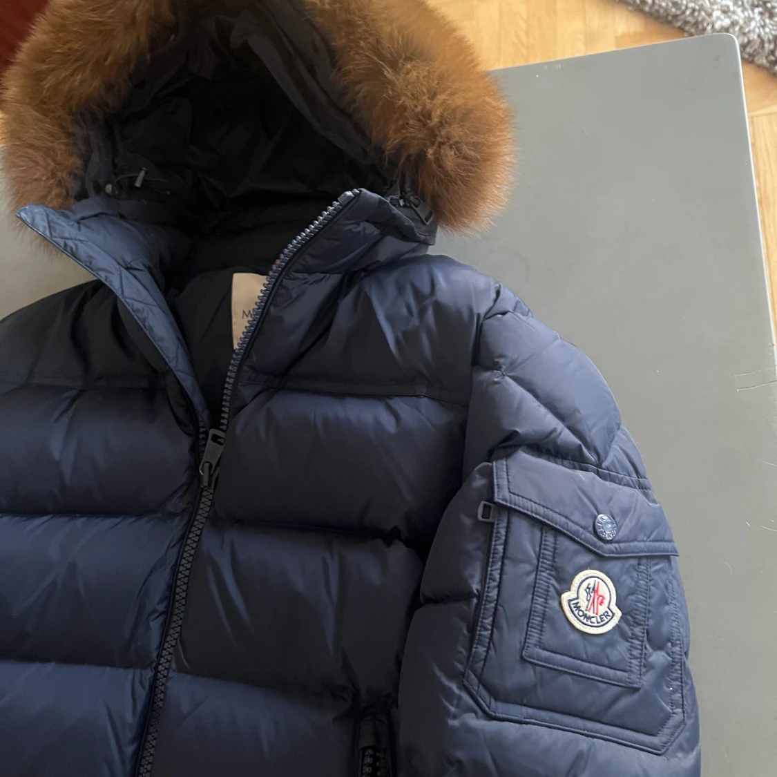 Mörkblå Moncler dunjacka med pälshuva
