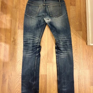 A.P.C selvedge jeans - Tja, säljer nu mina överfeta selvedge jeans ifrån märken A.P.C! Jeansen är i modellen ”petit new standard” vilket är en slim modell. Väldigt fina fades som har kommit med åren. Fint skick, lagning har skett i skrevet men inget som syns vid användning. Skriv vid minsta lilla fundering! Pris är ej hugget i stenen.