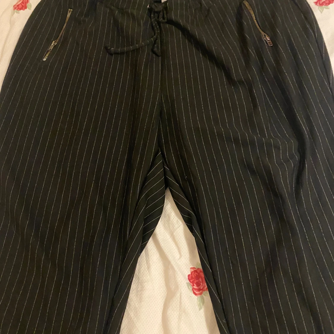 Svarta randiga byxor med snörning - 2