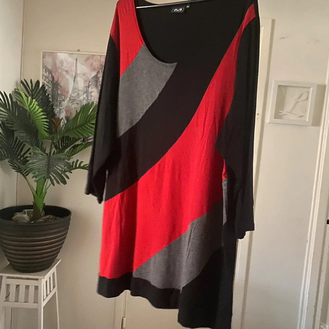 Röd och svart mönstrad klänning - 1