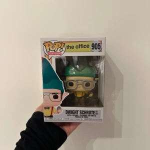 Funko Pop! Dwight Schrute as Elf #905 (The Office) - Samlingsfigur från Funko Pop! Television-serien, Dwight Schrute som Elf från The Office. Figuren är i originalförpackning och ser ut att vara i nyskick, perfekt för samlare och fans av serien.