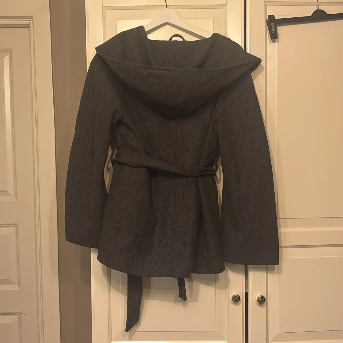 Mörk grå kappa - 1