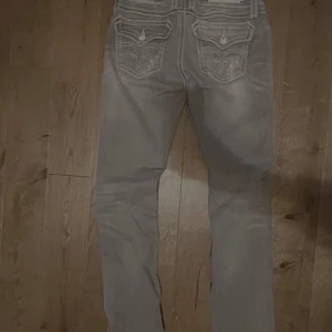 Rock revival Jeans - 🏷️ Brand: Rock revival 📐 Size: W31  🎨 Color: Gray 🧵 Material: 100% Cotton 👕 Fit: Slim fit 📏 Length: L32 ⭐ Condition: Worn a few times ⚠️ Defects: None