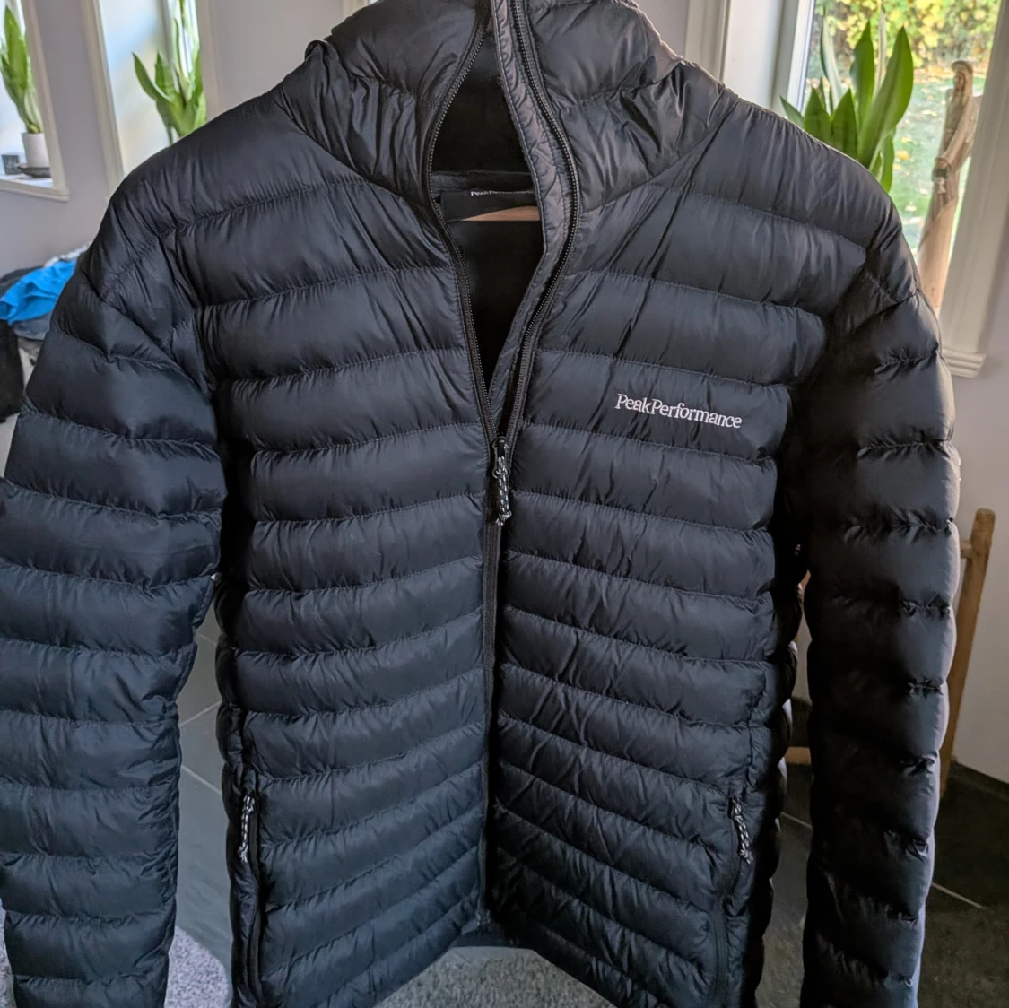 Svart dunjacka Peak Performance