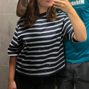 Randig t-shirt - Skitsnygg randig t-shirt i storlek xxs 