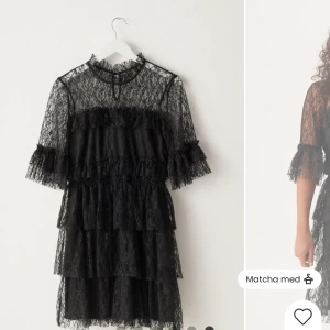 Svart spetsklänning med volanger - Supersnygg svart kortklänning i spets med flera lager volanger. Från bubbleroom och oanvänd! Nypris 699 kr