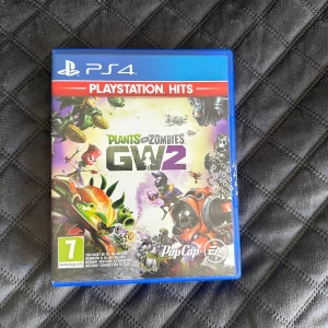 Plants vs Zombies: Garden Warfare 2 (PS4) - Plants vs Zombies: Garden Warfare 2 till PS4 i PlayStation Hits-version. Komplett med fodral och skiva i mycket fint skick. Actionfyllt multiplayer-spel med över 100 spelbara karaktärer. Perfekt för både solo och co-op. Inga synliga repor eller skador.