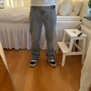 Flared jeans från Zara  - Säljer mina flared jeans från Zara i nyskick, använda kanske 5 gånger. Säljer pga att jag inte använder de. (Jag är 172cm) Nypris:599 