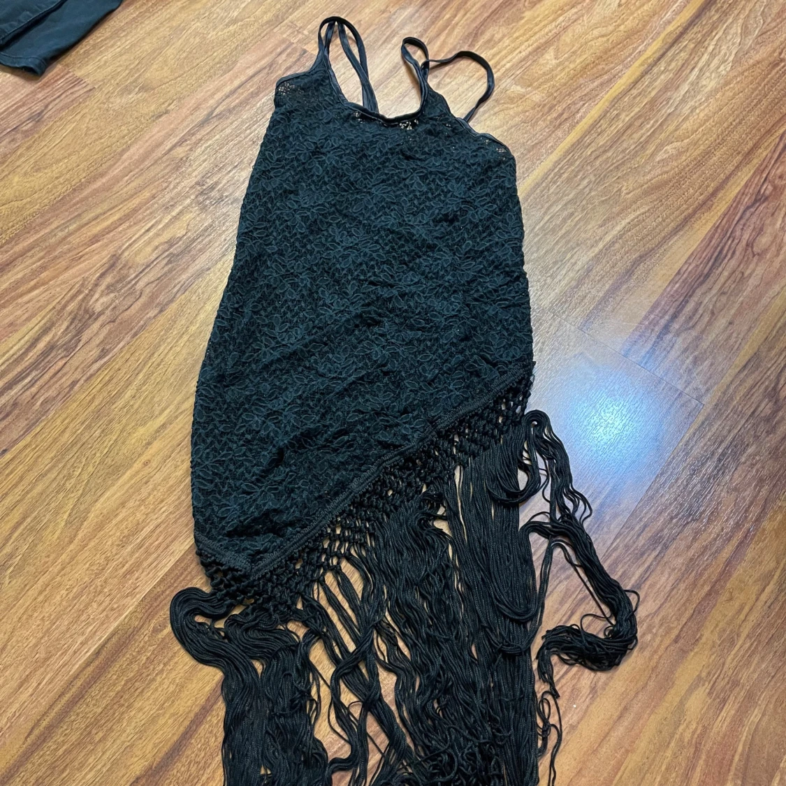 Svart spetsklänning med fransar