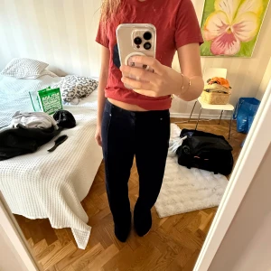 Mörkblå raka jeans - Säljer ett par mörkblå jeans med rak passform och klassisk femficksdesign. Perfekta byxorna för alla tillfällen!! Jag har en 38 men är egentligen en 34 i midjan, för att de ska sitta lite lågmidjat och najs