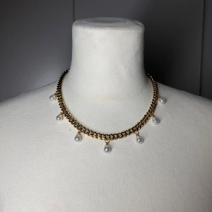 Halsband med pärlor  - Handgjort kedjehalsband med pärlor. Kedjan är 7mm bred och 45cm lång. Allt i rostfritt stål förutom pärlorna. Fast pris satt efter materialkostnader och tillverkning. Köp gärna via köp nu, snabb leverans.
