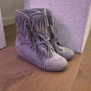 Isabel marant liknande  - Populära skor med fransar och kilklack, har en defekt i ena sulan, skriv för fler bilder