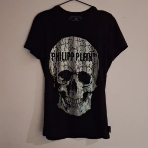 Philipp Plein dödsskalle strass tröja - Helt äkta Philipp Plein tröja, använd fåtal gånger. Är öppen för bud och skriv för fler bilder eller frågor.