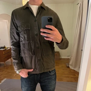 Mörkgrön Overshirt A Days March  - Säljer denna sjukt snygga Overshirten från A Days March⭐️ Färgen är mörkgrön och storleken är M✅ Den har inga defekter och skicket är utomordentligt🙌🤝 Sjukt najs passform och passar perfekt till hösten🍁🙌 Tveka inte på att höra av er dig vid minsta fråga eller fundering😊