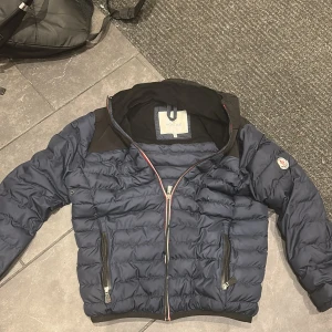 Xs/ S Mörkblå Moncler pufferjacka med huva - Tja, säljer en fet monclear jacka med fett kvalité. Funkar på vintern och även hösten och våren. Bra pris för mycket jacka