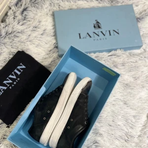 Lanvin skor - Ett par riktigt feta lanvin skor. Stl:Uk6 (den passar 40-41), skador: de har vitningsmedel på sig just nu som slits bort efter ungefär 1-2 månaders användning. 