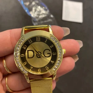 Snygg klocka  - Ny klocka i guld färg och strass. 