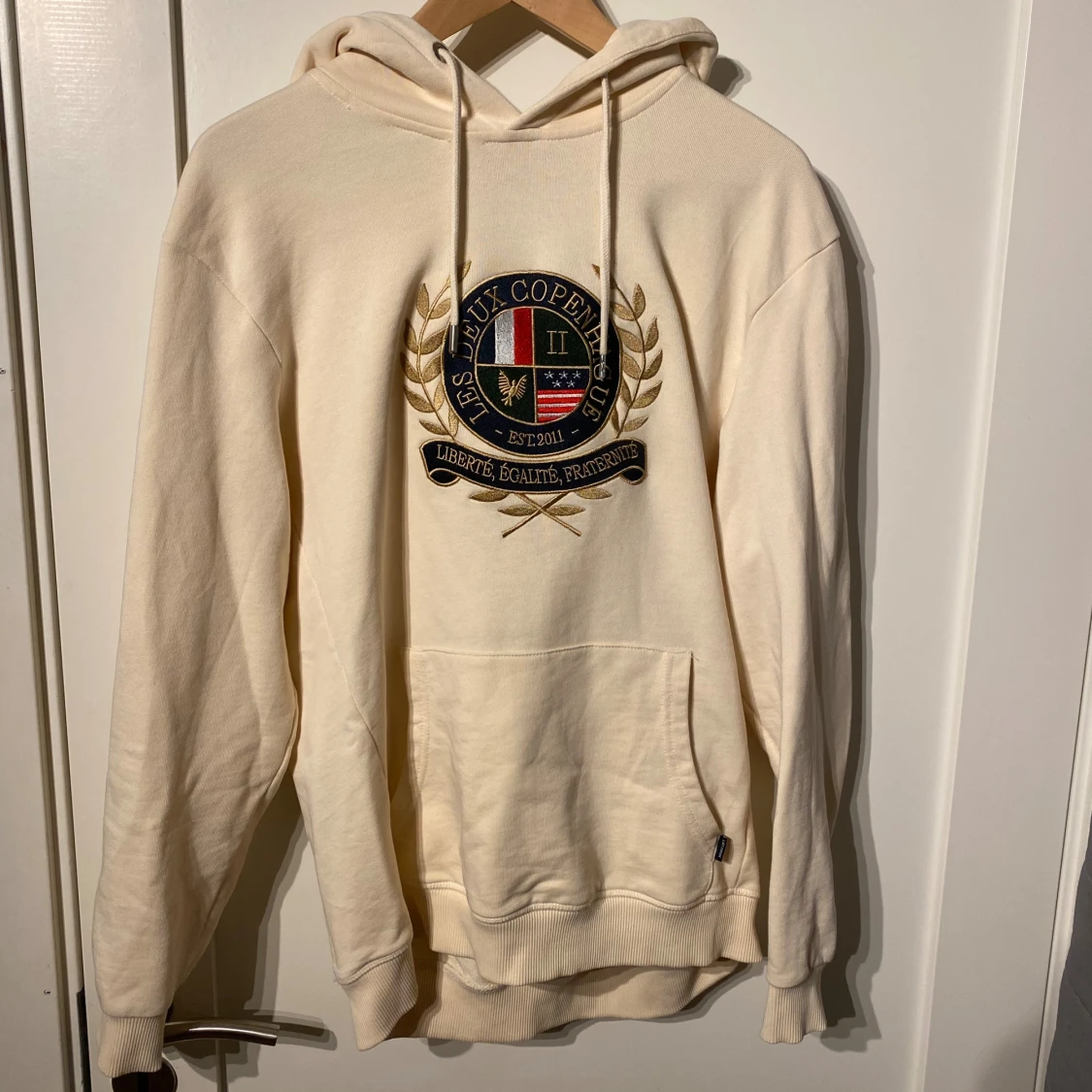 Beige hoodie från Les Deux med broderi