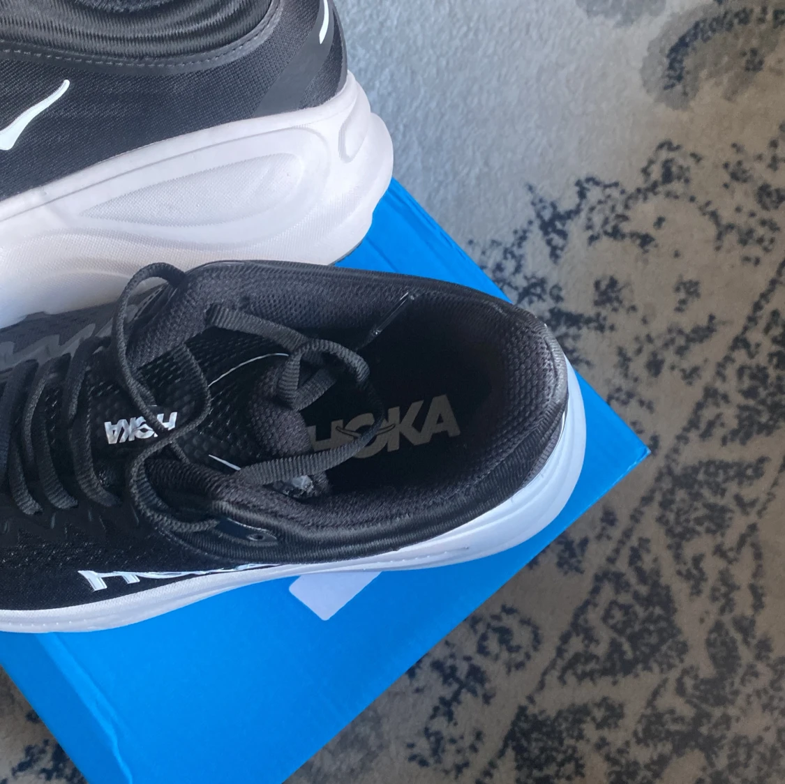 Svarta Hoka sneakers med vit sula - 2