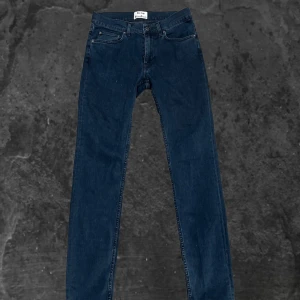 Mörkblå jeans från Acne Studios  - Snygga mörkblå jeans från Acne Studios i klassisk femficksmodell. Jeansen har en slim passform och är tillverkade i en mjuk bomullsblandning med lite stretch för extra komfort. Perfekta för dig som gillar stilrena och tidlösa jeans.