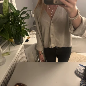 Beige kofta  - Beige kofta med knappar 