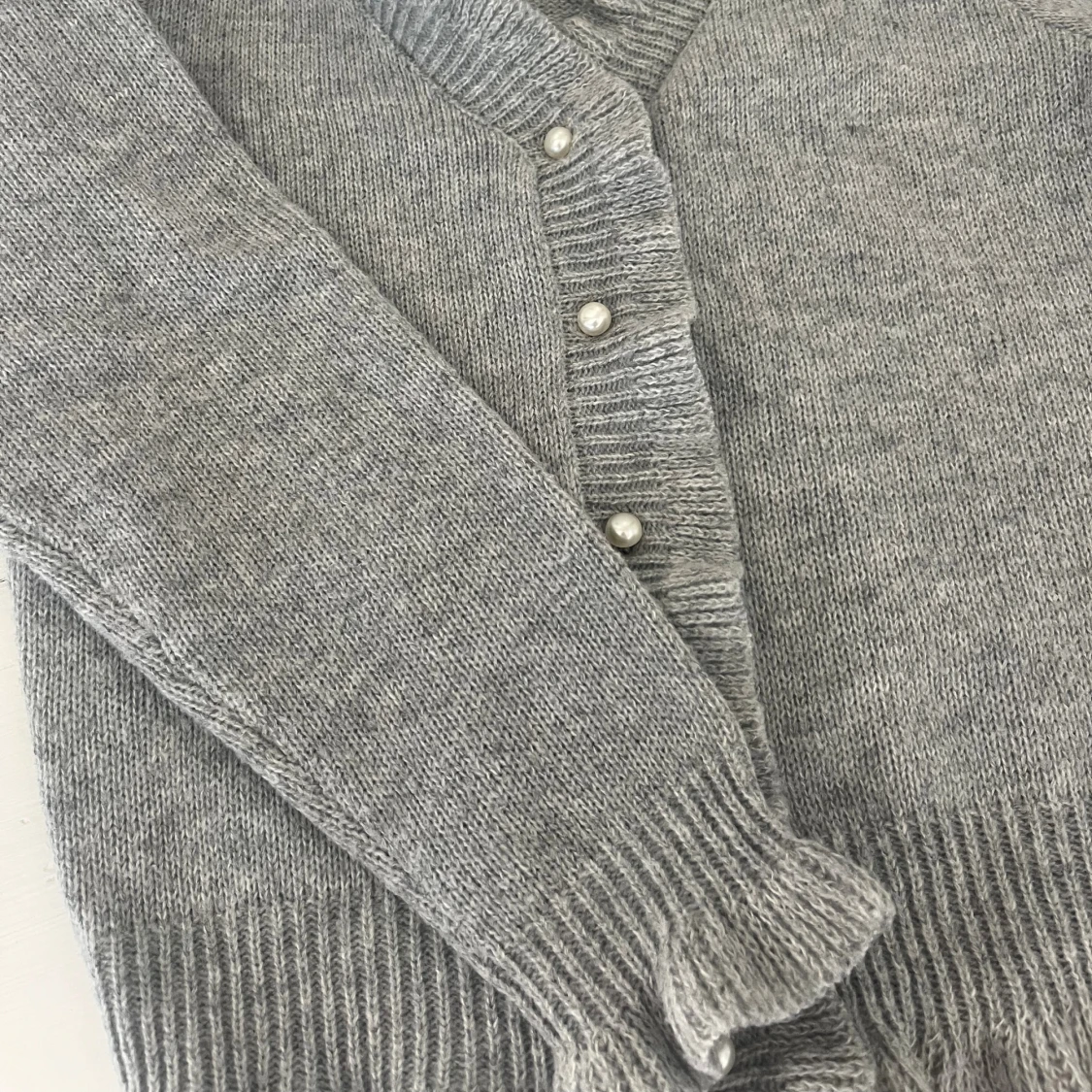 Grå stickad kofta med pärlknappar - 1