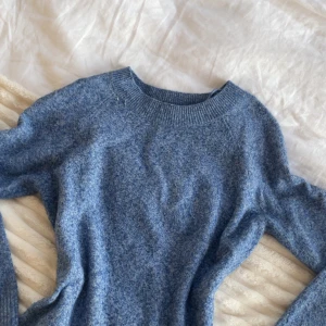 Blå stickad tröja från Vero Moda - Mysig blå stickad tröja från Vero Moda i storlek M men passar som S. Tröjan har en rund halsringning och ribbade muddar. Perfekt nu för hösten!🍁💕 Säljer då den inte används längre tyvärr.