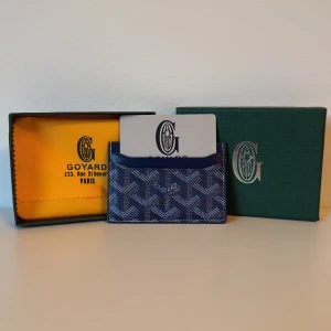 Blå G yard plånbok med mönster - Supersnygg blå plånbok från G yard med deras ikoniska grafiska mönster i vitt och mörkblått. Slimmad design med flera kortfack, perfekt för dig som vill ha stil och funktion i ett. Kommer med originalask och dustbag.