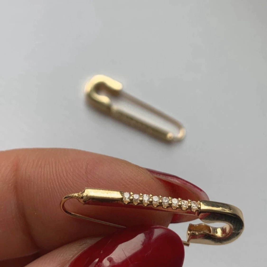 Guldiga örhängen med strass i säkerhetsnålform - 1