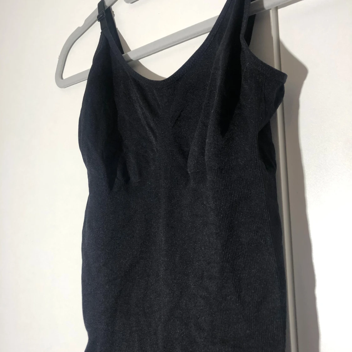 Svart ribbad bodysuit med smala axelband - 2