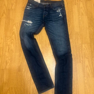 Vintage hollister jeans - Säljer ett par unika jeans från hollister. Jeansen är använda i cirka 4-5 år med unika fades och slitningar. Jeansen är i storlek 30:32 midja:38cm. 