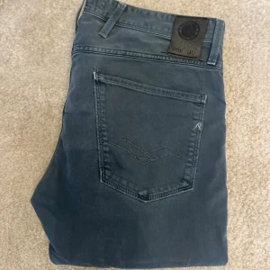 Replay Anbass jeans - Säljer dessa riktigt snygga mörkgrå Replay Anbass hyperflex jeans i mycket bra skick! Jeansen är i storlek W31 L32. Nypris 1500 kr!!! Hör av er ifall ni har några frågor! 🙌⚜️⭐️