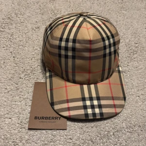 Burberry keps  - En keps som får brudarna att falla👀 stilren och passar allting med dens ikoniska designen. 📦 Leverarar inom 1-3 dag •bara fråga på • bara keps ingår!