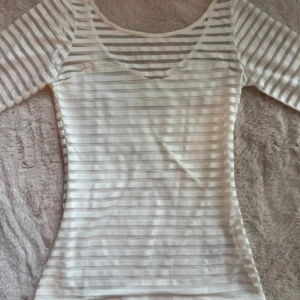 Guess blus - Vit blus med trekvartsärmar. Guldpläterat guessmärke baktill. Storlek L men är verkligen mer som S/M. Inga defekter. Skriv gärna DM om du har frågor eller funderingar!