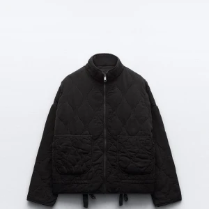 Svart quiltad jacka ZARA - Quiltad svart jacka med hög krage, två stora fickor framtill och dragkedja hela vägen. Jackan har en loose passform och dragsko nertill för att justera silhuetten. Snygg vågig quiltning Perfekt för  höst och vinter💕